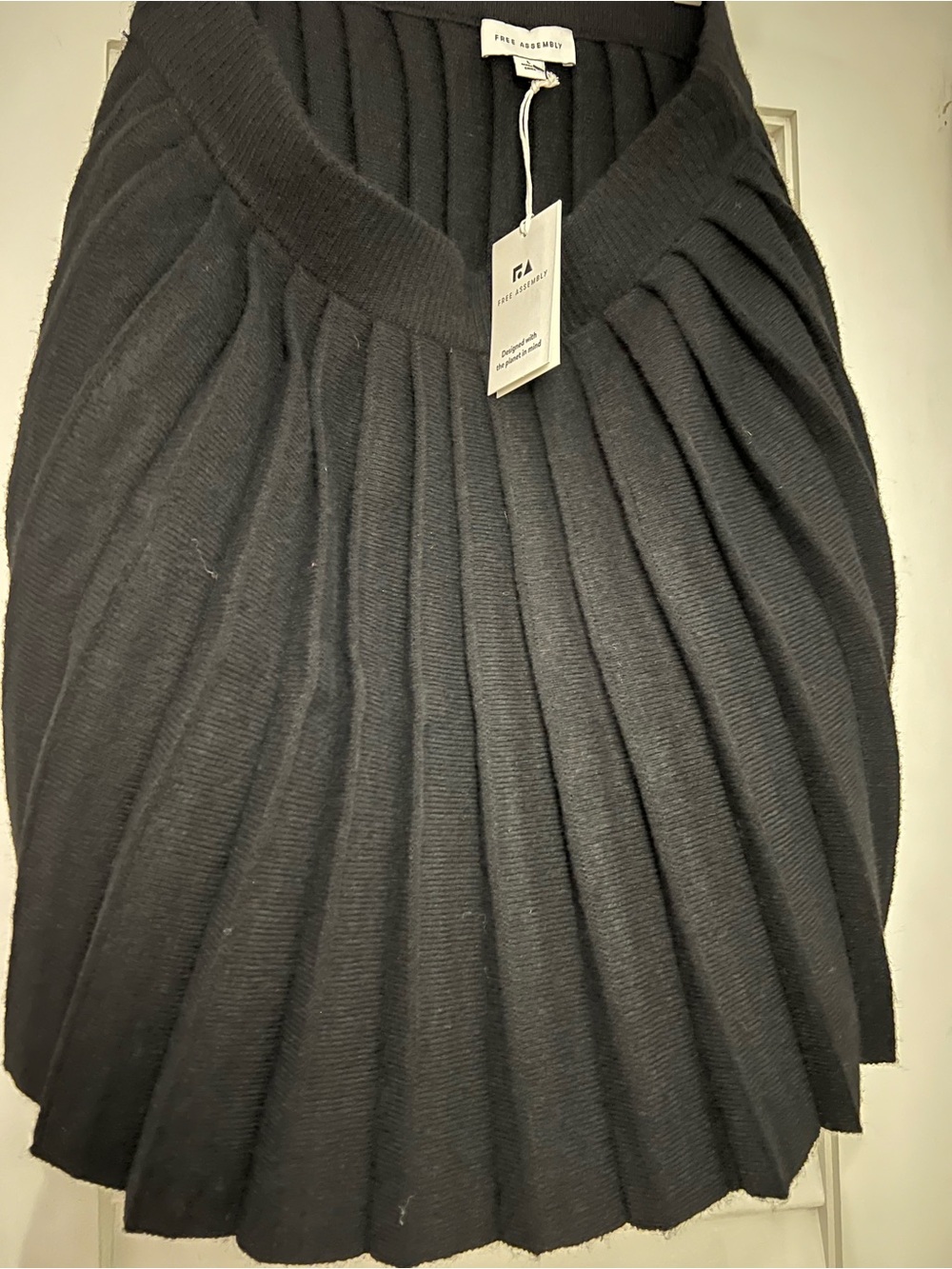 Free Assembly 
Women’s Pleated Mini Sweater Skirt (Black)